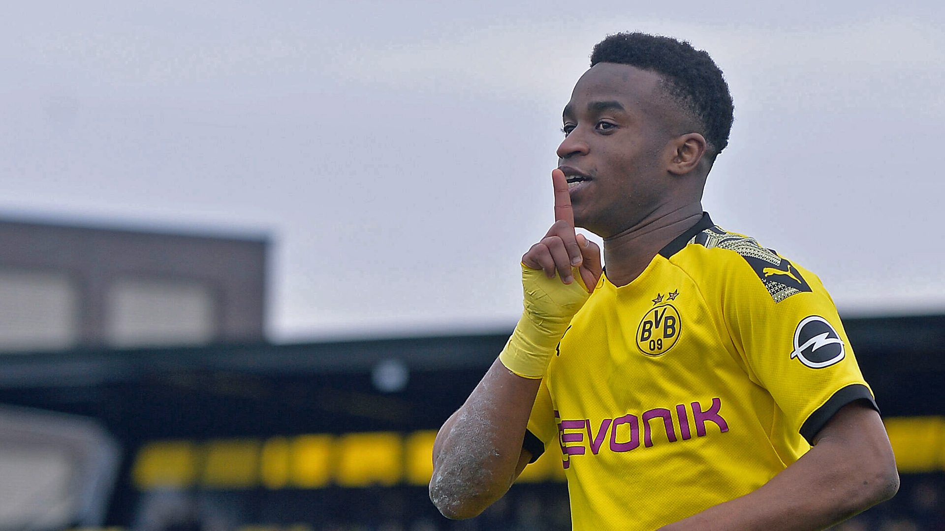 Youssoufa Moukoko và cuộc trò chuyện nho nhỏ trước thềm Bundesliga