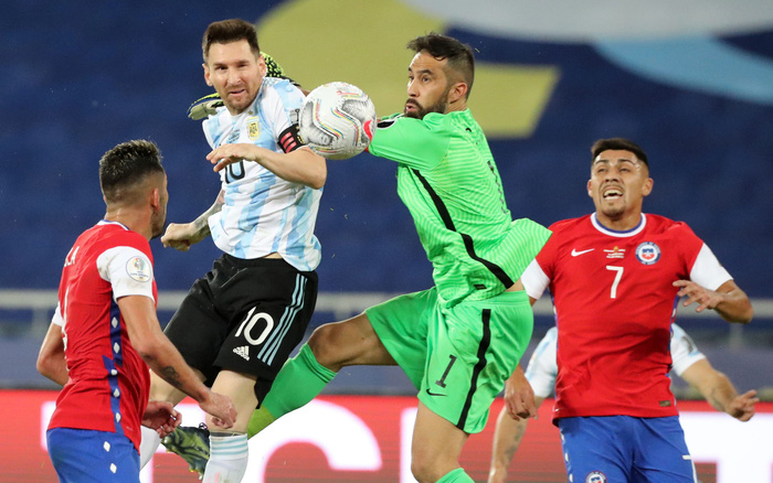 Messi lập công cho Argentina trong trận đấu với Chile