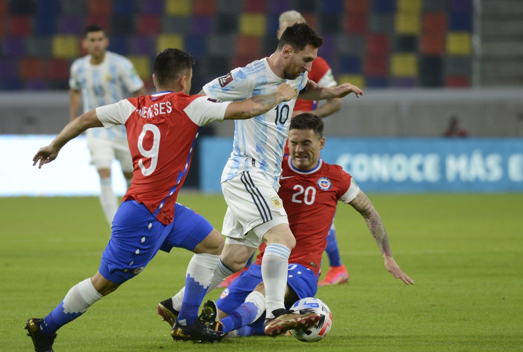 Messi lập siêu phẩm, Argentina hòa tiếc nuối Chile